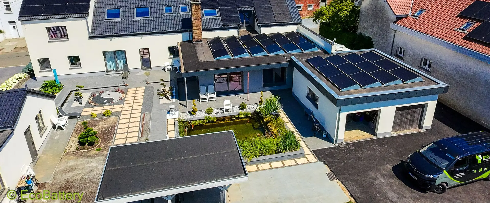 photo drone d'une maison avec les panneaux solaire